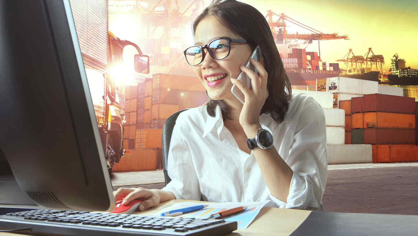 mujer-trabajando-empresa-importacion-exportacion
